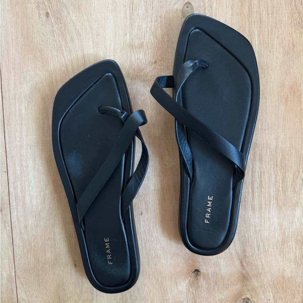 FRAME Le Montauk leather sandals flip flop in black Size 37 1/2 (7 / 7.5)